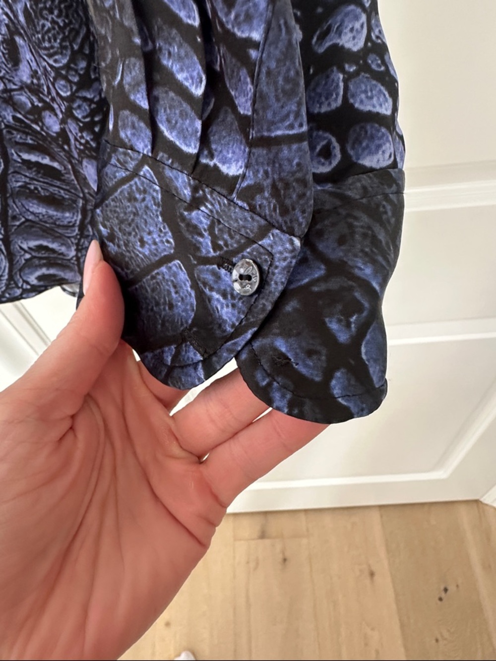 L'AGENCE Silk Snake Print Shirt - Picture 7 of 7